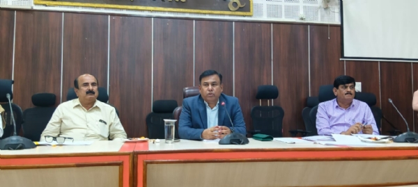 ಕೋಲಾರ ಜಿಲ್ಲಾ ಪಂಚಾಯಿತಿ ಮುಖ್ಯ ಕಾರ್ಯನಿರ್ವಹಣಾಧಿಕಾರಿ ಡಾ.ಪ್ರವೀಣ್ ಬಾಗೇವಾಡಿ ಜಲಜೀವನ್ ಮಿಷನ್ ಯೋಜನೆಯ ಪ್ರಗತಿ ಪರಿಶೀಲನೆ ಮಾಡಿದರು.