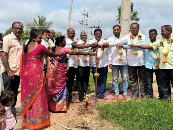 ಚಿತ್ರ : ಕೋಲಾರ ತಾಲೂಕಿನ ಚಲ್ಲಹಳ್ಳಿ ಗ್ರಾಮದಲ್ಲಿ ಸೂಲೂರು ಗ್ರಾಮ ಪಂಚಾಯಿತಿ ವತಿಯಿಂದ ಜಲಜೀವನ್ ಮಿಷನ್ನ ೬೭ ಲಕ್ಷ ರೂ ವೆಚ್ಚದ ಕಾಮಗಾರಿಗೆ ಸೂಲೂರು ಗ್ರಾಮ ಪಂಚಾಯಿತಿ ಅಧ್ಯಕ್ಷ ಪೆಮ್ಮಶೆಟ್ಟಿಹಳ್ಳಿ ಸುರೇಶ್ ಚಾಲನೆ ನೀಡಿದರು