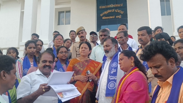 ಚಿತ್ರ ; ವಸತಿ ಹೀನರಿಗೆ  ವಸತಿ ನೀಡುವಂತೆ ಕರ್ನಾಟಕ ದಲಿತ ಸಂಘರ್ಷ ಸಮಿತಿ ಸಂಯೋಜಕ ಕೋಲಾರ ಜಿಲ್ಲಾ ಶಾಖೆ ವತಿಯಿಂದ ಜಿಲ್ಲಾಧಿಕಾರಿಗಳ ಕಚೇರಿಯ ಮುಂದೆ ಪ್ರತಿಭಟನೆ