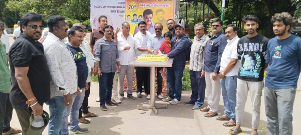 ಚಿತ್ರ : ಕೋಲಾರ ನಗರದ ಗಾಂಧಿವನದಲ್ಲಿ ಮೆಘಾಸ್ಟಾರ್ ಚಿರಂಜೀವಿ ಅಭಿಮಾನಿಗಳ ಬಳಗದಿಂದ ಶುಕ್ರವಾರ ಹುಟ್ಟುಹಬ್ಬವನ್ನು ಆಚರಿಸಲಾಯಿತು.