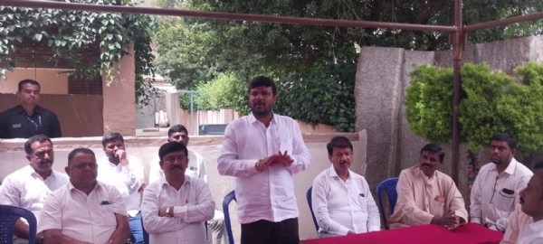ಕೋಲಾರ ತಾಲ್ಲೂಕಿನ ವೇಮಗಲ್ ಕುರಗಲ್ ಪಟ್ಟಣ ಪಂಚಾಯಿತಿ ಚುನಾವಣೆಯ ಕಾಂಗ್ರೆಸ್ ಆತ್ಮಾವಲೋಕನ ಸಭೆ ಭಾನುವಾರ ವೇಮಗಲ್‌ನಲ್ಲಿ ನಡೆಯಿತು.