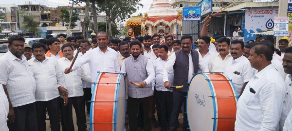 ಕೋಲಾರದಲ್ಲಿ ಜಿಲ್ಲಾ ಯಾದವ ಸಂಘದ ಸಹಯೋಗದಲ್ಲಿ ನಡೆದ ಶ್ರೀಕೃಷ್ಣಜಯಂತಿಯ ಸ್ಥಬ್ದಚಿತ್ರಗಳು,ಪಲ್ಲಕ್ಕಿಗಳ ಭವ್ಯ ಮೆರವಣಿಗೆಗೆ ಡಿಸಿಪಿ ದೇವರಾಜ್, ಜೆಡಿಎಸ್ ಮುಖಂಡ ಸಿಎಂಆರ್.ಶ್ರೀನಾಥ್ ಚಾಲನೆ ನೀಡಿದರು. ಜಿಲ್ಲಾ ಯಾದವ ಸಂಘದ ಅಧ್ಯಕ್ಷ ವಕ್ಕಲೇರಿ ನಾರಾಯಣಸ್ವಾಮಿ ಭಾಗವಹಿಸಿದ್ದರು.