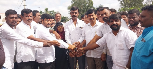 ಕೋಲಾರ ತಾಲ್ಲೂಕಿನ ನರಸಾಪುರದಲ್ಲಿ ಒಂದು ಕೋಟಿ ರೂಪಾಯಿಗಳ ಅಭಿವೃದ್ಧಿ ಕಾಮಗಾರಿಗಳಿಗೆ ಶಾಸಕ ಕೊತ್ತೂರು ಮಂಜುನಾಥ್ ಗುದ್ದಲಿ ಪೂಜೆ ನೆರವೇರಿಸಿದರು.