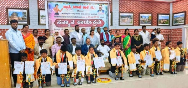 ಚಿತ್ರ : ಬ್ರೂಸ್ಲಿ ಕರಾಟೆ ಶಾಲೆಯ ವತಿಯಿಂದ ಅಂತರಾಷ್ಟ್ರೀಯ ಮಟ್ಟದ ಕರಾಟೆ ಪಂದ್ಯಾವಳಿಯಲ್ಲಿ ಭಾಗವಹಿಸಿ ವಿಜೇತರಾದ ಕ್ರೀಡಾಪಟುಗಳಿಗೆ ಕೋಲಾರದಲ್ಲಿ ಹಮ್ಮಿಕೊಂಡಿದ್ದ ಸನ್ಮಾನ ಕಾರ್ಯಕ್ರಮವನ್ನು ಜಿಲ್ಲಾಧಿಕಾರಿ ಎಂ.ಆರ್.ರವಿ ಉದ್ಘಾಟಿಸಿ ಮಾತನಾಡಿದರು.