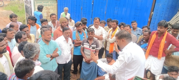 ಕೊಪ್ಪಳ : ಮಂಗಳೂರಲ್ಲಿ ಯೂರಿಯಾ ಗೊಬ್ಬರಕ್ಕಾಗಿ ರೈತರ ಪ್ರತಿಭಟನೆ