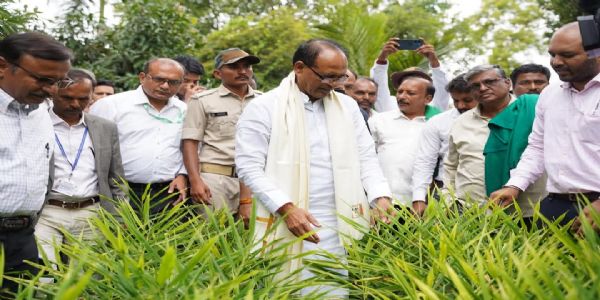ಮೈಸೂರಿನ ರೈತರ ತೋಟಕ್ಕೆ ಕೇಂದ್ರ ಸಚಿವರ ಭೇಟಿ