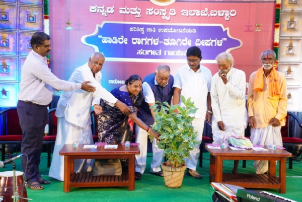 ಬಳ್ಳಾರಿ: ತಲೆದೂಗಿಸಿದ “ಹಾಡಿರೇ ರಾಗಗಳ-ತೂಗಿರೇ ದೀಪಗಳ” ಸಂಗೀತ ಗಾಯನ