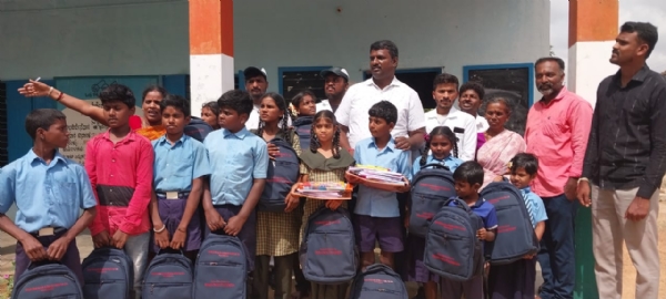 ಕೋಲಾರ ತಾಲ್ಲೂಕಿನ ವಕ್ಕಲೇರಿ ಹೋಬಳಿಯ ಮೈಲಾಂಡಹಳ್ಳಿ ಸರ್ಕಾರಿ ಶಾಲೆಯ ವಿದ್ಯಾರ್ಥಿಗಳಿಗೆ ಹೋಂಡಾ ಕಂಪನಿಯಿAದ ಬ್ಯಾಗ್ ಮತ್ತು ನೋಟ್‌ಪುಸ್ತಕ ವಿತರಿಸಲಾಯಿತು.