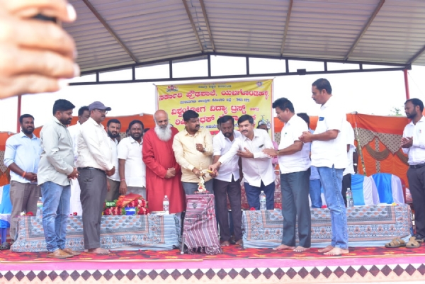 ಕೋಲಾರ ಜಿಲ್ಲೆಯ ಎಳಗೊಂಡನಹಳ್ಳಿ ಸರ್ಕಾರಿ ಪ್ರೌಢಶಾಲೆಯಲ್ಲಿ ವಿಶ್ವಯೋಗ ವಿದ್ಯಾ ಟ್ರಸ್ಟ್ ಹಾಗೂ ರಿಷಿ ಸಾಧಕ ಸೇವಾ ಟ್ರಸ್ಟ್ ಇವರ ವತಿಯಿಂದ ಬೈಸಿಕಲ್ ವಿತರಣಾ ಕಾರ್ಯಕ್ರಮಕ್ಕೆ ಶಾಸಕ ಸಮೃದ್ದಿ ಮಂಜುನಾಥ್ ಚಾಲನೆ ನೀಡಿದರು.