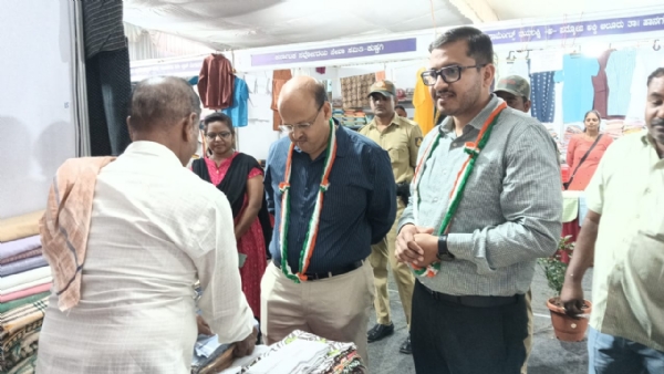 ರಾಜ್ಯ ಮಟ್ಟದ ಖಾದಿ ಮೇಳಕ್ಕೆ ಕೊಪ್ಪಳ ಜಿಲ್ಲಾಧಿಕಾರಿಗಳು ಹಾಗೂ ಜಿ.ಪಂ ಸಿಇಓ ಭೇಟಿ