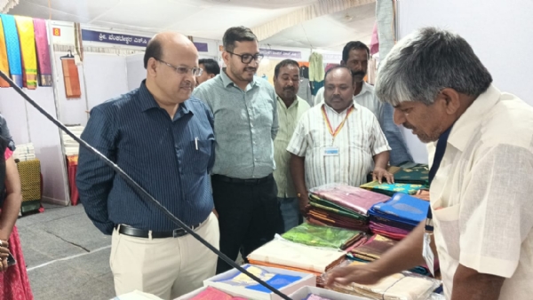 ರಾಜ್ಯ ಮಟ್ಟದ ಖಾದಿ ಮೇಳಕ್ಕೆ ಕೊಪ್ಪಳ ಜಿಲ್ಲಾಧಿಕಾರಿಗಳು ಹಾಗೂ ಜಿ.ಪಂ ಸಿಇಓ ಭೇಟಿ