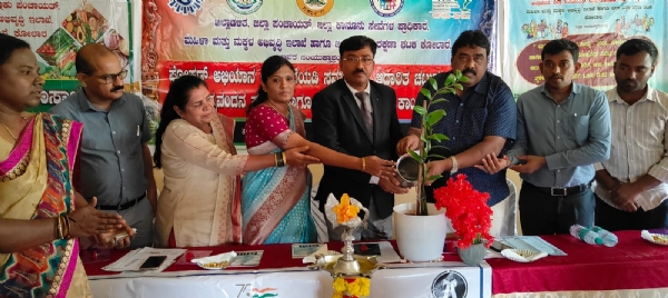 ಚಿತ್ರ : ಕೋಲಾರ ತಾಲ್ಲೂಕಿನ ವೇಮಗಲ್ನಲ್ಲಿ ಮಾತೃವಂದನ ಸಪ್ತಾಹ ಹಾಗೂ ಬಾಲ್ಯ ವಿವಾಹ ಕಾಯ್ದೆಗಳ ಕುರಿತು ಅರಿವು ಕಾರ್ಯಕ್ರಮಕ್ಕೆ ಸಸಿಗೆ ನೀರು ಹಾಕುವ ಮೂಲಕ ಜಿಲ್ಲಾ ಕಾನೂನು ಸೇವೆಗಳ ಪ್ರಾಧಿಕಾರದ ಸದಸ್ಯ ಕಾರ್ಯದರ್ಶಿಗಳು ಹಾಗೂ ಹಿರಿಯ ಸಿವಿಲ್ ನ್ಯಾಯಾಧೀಶರಾದ ನಟೇಶ.ಆರ್ ಉದ್ಘಾಟಿಸಿದರು.