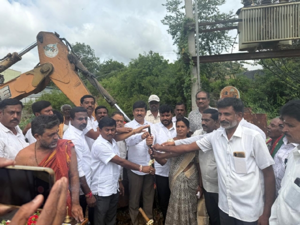 ಕೋಲಾರ ತಾಲ್ಲೂಕಿನ ವೇಮಗಲ್ ಬಳಿ ರಸ್ತೆ ಕಾಮಗಾರಿಗೆ ಶಾಸಕ ಕೊತ್ತೂರು ಮಂಜುನಾಥ್ ಗುದ್ದಲಿ ಪೂಜೆ ನೆರವೇರಿಸಿದರು.