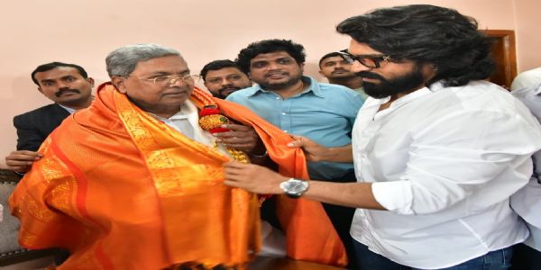 ಸಿದ್ದರಾಮಯ್ಯ-ತೆಲುಗು ಚಿತ್ರ ನಟ ರಾಮ್‌ ಚರಣ್‌ ಭೇಟಿ