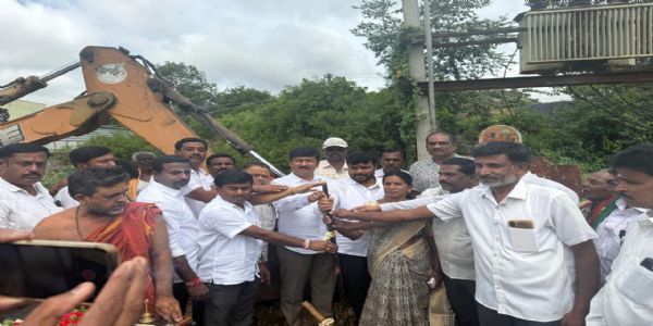 ವೇಮಗಲ್ ಭಾಗದಲ್ಲಿ ರಸ್ತೆ ಕಾಮಗಾರಿಗಳಿಗೆ ಗುದ್ದಲಿಪೂಜೆ