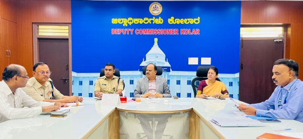 ಚಿತ್ರ : ಕರ್ನಾಟಕ ರಾಜ್ಯ ರಸ್ತೆ ಸಾರಿಗೆ ನಿಗಮಗಳ ಕಾರ್ಮಿಕ ಸಂಘಟನೆಗಳ ಮುಷ್ಕರದ ಹಿನ್ನೆಲೆಯಲ್ಲಿ ಕೋಲಾರ ಜಿಲ್ಲಾಧಿಕಾರಿ ಡಾ.ಎಂ.ಆರ್.ರವಿ ಸಭೆ ನಡೆಸಿದರು.