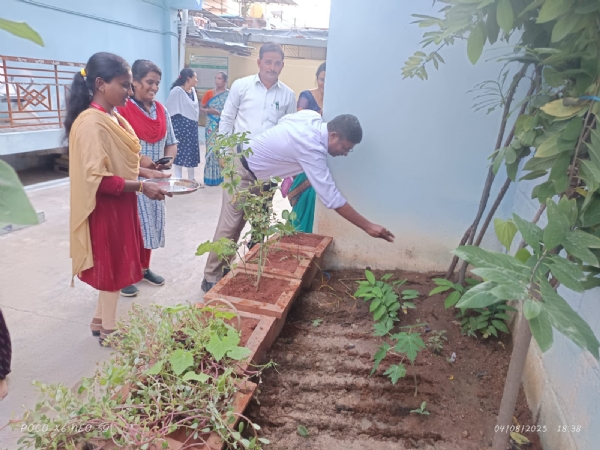 ಬಾಲಕಿಯರ ಬಾಲ ಮಂದಿರಕ್ಕೆ ಅಪರ ಜಿಲ್ಲಾಧಿಕಾರಿ ಶಿವಾನಂದ ಭೇಟಿ; ಪರಿಶೀಲನೆ