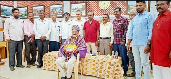 ಚಿತ್ರ : ಕೋಲಾರ ಮತ್ತು ಚಿಕ್ಕಬಳ್ಳಾಪುರ ಜಿಲ್ಲಾ ಕಾರ್ಯನಿರತ ಪತ್ರಕರ್ತರ ವಿವಿದೋದ್ಧೇಶ ಸಹಕಾರ ಸಂಘ ನಿಯಮಿತದ ೨೦೨೪-೨೫ ನೇ ಸಾಲಿನ ವಾರ್ಷಿಕ ಸಾಮಾನ್ಯ ಸಭೆಯಲ್ಲಿ ಸಾಲ ಮರುಪಾವತಿಯಲ್ಲಿ ಆರ್ಥಿಕ ಶಿಸ್ತು ಪಾಲಿಸಿದ ಚಿಕ್ಕಬಳ್ಳಾಪುರದ ಟಿ.ಎಸ್.ನಾಗೇಂದ್ರಬಾಬುರನ್ನು  ಸನ್ಮಾನಿಸಲಾಯಿತು.