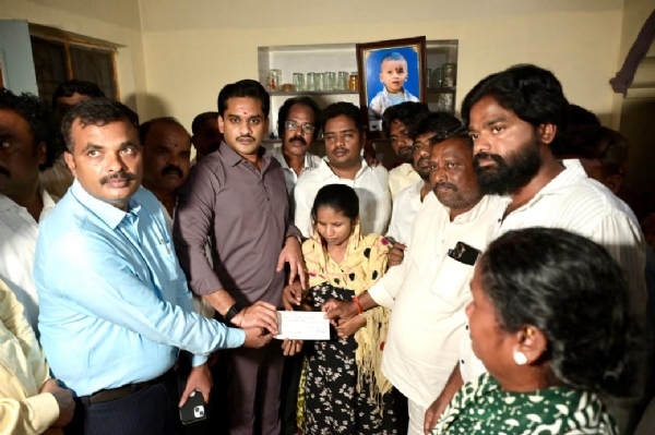 ಬಳ್ಳಾರಿ : ಬಾಲಕನ ಪೋಷಕರಿಗೆ 13 ಲಕ್ಷ ರೂ ಪರಿಹಾರ ಮತ್ತು ಉದ್ಯೋಗದ ಭರವಸೆ