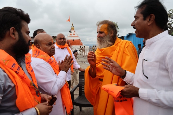 30 ನಿಮಿಷದಲ್ಲಿ ಅಂಜನಾದ್ರಿ ಬೆಟ್ಟವೇರಿದ ಕರ್ನಾಟಕದ ರಾಜ್ಯಪಾಲರು