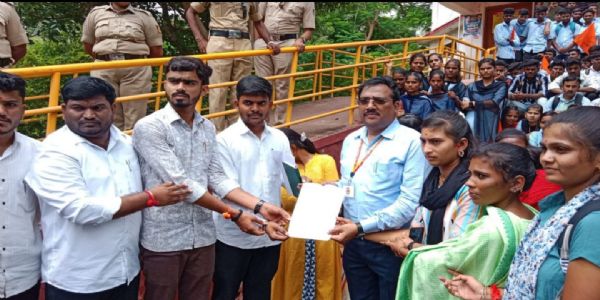 ಕುಕ್ ಮುಲ್ಲಾ ಹಾಗೂ ವಾರ್ಡನ್ ಶಕುಂತಲಾ ವಿರುದ್ಧ ಎಬಿವಿಪಿ ಪ್ರತಿಭಟನೆ