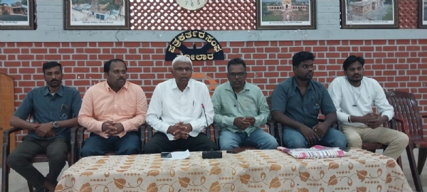 ಕೋಲಾರ ಜಿಲ್ಲೆಯ ಮಾಲೂರು ವರ್ಗ ಅಟ್ಯಾಚ್‌ಮೆಂಟ್ ಕಾರ್ಖಾನೆಯನ್ನು ಮುಚ್ಚದಂತೆ ಸಿ.ಐ.ಟಿ.ಯು ಮುಖಂಡರು ಪತ್ರಿಕಾಗೋಷ್ಠಿಯಲ್ಲಿ ಒತ್ತಾಯಿಸಿದರು.