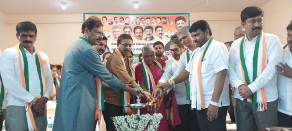 ಚಿತ್ರ : ಕೋಲಾರ ತಾಲೂಕಿನ ವೇಮಗಲ್ ನಲ್ಲಿ ಶನಿವಾರ ವೇಮಗಲ್-ಕುರುಗಲ್ ಪಟ್ಟಣ ಪಂಚಾಯತಿ ಚುನಾವಣೆಗೆ ಸಂಬಂಧಿಸಿದಂತೆ ಕಾಂಗ್ರೆಸ್ ಪಕ್ಷದ ಕಾರ್ಯಕರ್ತರ ಸಭೆಯನ್ನು ಜಿಲ್ಲಾ ಉಸ್ತುವಾರಿ ಸಚಿವ ಬೈರತಿ ಸುರೇಶ್ ಉದ್ಘಾಟಿಸಿ ಮಾತನಾಡಿದರು.