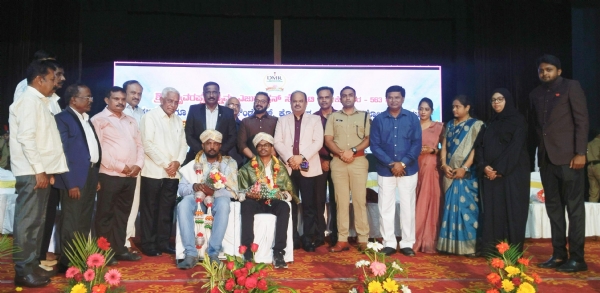ಚಿತ್ರ : ಕೋಲಾರದ ಟಿ.ಚೆನ್ನಯ್ಯ ರಂಗಮಂದಿರದಲ್ಲಿ ಶ್ರೀ ದ್ಯಾವರಪ್ಪ ರತ್ನಮ್ಮ ಎಜುಕೇಷನ್ ಸೊಸೈಟಿ ಆಶ್ರಯದಲ್ಲಿ ಆಯೋಜಿಸಿದ್ದ ಉನ್ನತ ಸ್ವರ್ಧಾತ್ಮಕ ಪರೀಕ್ಷೆಯ ಕಾರ್ಯಾಗಾರದಲ್ಲಿ ಐಎಎಸ್ ಪರೀಕ್ಷೆಯಲ್ಲಿ ೫೨೨ ರ್ಯಾಂಕ್ ಪಡೆದ ಮಧು, ಎಸ್ಐ ಹುದ್ದೆಗೆ ಆಯ್ಕೆಯಾದ ಜಯಸೂರ್ಯ, ಕಿರಣ್ ಹಾಗೂ ನಗರದ ಸರ್ಕಾರಿ ಕಿರಿಯರ ಬಾಲಕಿಯರ ಕಾಲೇಜಿನ ನಿವೃತ್ತ ಪ್ರಾಂಶುಪಾಲ ಬಾಲಕೃಷ್ಣ ಅವರನ್ನು ಸನ್ಮಾನಿಸಲಾಯಿತು.