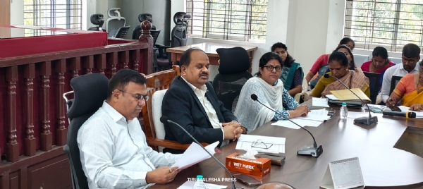 ಚಿತ್ರ :ಹಿಂದುಳಿದ ವರ್ಗಗಳ ಸಾಮಾಜಿಕ ಮತ್ತು ಶೈಕ್ಷಣಿಕಸ್ಥಿತಿಗತಿಗಳ ಸಮೀಕ್ಷೆ ಕುರಿತು ಕೋಲಾರ ಜಿಲ್ಲಾಧಿಕಾರಿಗಳ ಕಚೇರಿಯಲ್ಲಿ ವಿವಿಧ ಅಧಿಕಾರಿಗಳೊಂದಿಗೆ ಜಿಲ್ಲಾಧಿಕಾರಿ ಡಾ. ಎಂ ಆರ್ ರವಿ ಸಭೆ ನಡೆಸಿದರು.