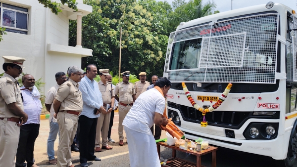 ನೂತನ ಪೊಲೀಸ್ ವಾಹನಕ್ಕೆ ಸಂಸದ ರಾಜಶೇಖರ್ ಹಿಟ್ನಾಳ್ ಚಾಲನೆ