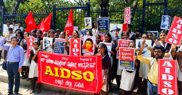 ಬಳ್ಳಾರಿ : ವೈದ್ಯಕೀಯ ಎನ್‍ಆರ್‍ಐ ಕೋಟಾ ರದ್ದತಿಗೆ ಆಗ್ರಹ