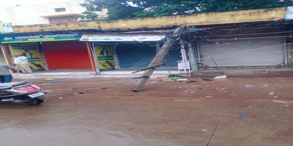 ಮಳೆ ಅವಾಂತರ ; ನೆಲಕ್ಕುರುಳಿದ ಬೃಹತ್ ಮರ