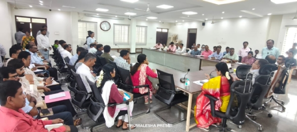 ಚಿತ್ರ : ಕೋಲಾರ ಜಿಲ್ಲಾಧಿಕಾರಿಗಳ ಸಭಾಂಗಣದಲ್ಲಿ ಮಾಲೂರು ತಾಲ್ಲೂಕು ಮಟ್ಟದ ಎಲ್ಲಾ ಇಲಾಖೆಯ ಅಧಿಕಾರಿಗಳ ಸಭೆಯನ್ನು ನಡೆಸಿ ಮುಂದಿನ ತಿಂಗಳು ಮುಖ್ಯಮಂತ್ರಿ ಸಿದ್ದರಾಮಯ್ಯ ಅವರು ಭೇಟಿ ನೀಡುತ್ತಿರುವ ಕುರಿತು ಚರ್ಚೆ ನಡೆಸಿ ಎಲ್ಲಾ ಪೂರ್ವಸಿದ್ಧತೆಗಳನ್ನು ನಡೆಸಿಕೊಳ್ಳುವಂತೆ ಅಧಿಕಾರಿಗಳಿಗೆ ಜಿಲ್ಲಾಧಿಕಾರಿ ಎಂ.ಆರ್.ರವಿ ತಿಳಿಸಿದರು.