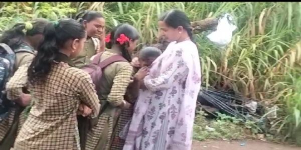 ನೆಚ್ಚಿನ ಶಿಕ್ಷಕಿ ಪ್ರತಿಭಾ ವರ್ಗಾವಣೆ : ಕಣ್ಣಿರಿಟ್ಟ ಮಕ್ಕಳು, ಪಾಲಕರು