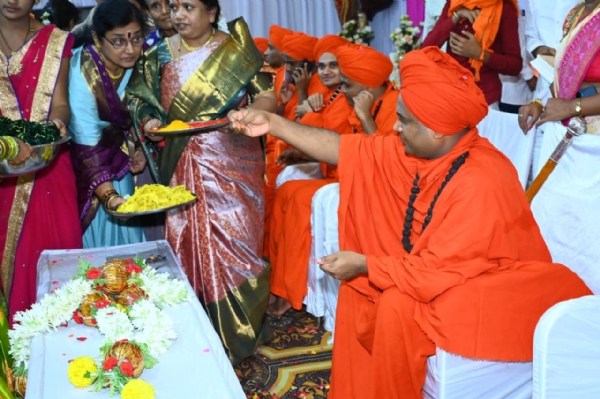ಮಕ್ಕಳ ಭವಿಷ್ಯ ರೂಪಿಸುವಲ್ಲಿ ತಾಯಿಯ ಪಾತ್ರ ಮಹತ್ತರವಾದದ್ದು : ಕೊಟ್ಟೂರು ಬಸವಲಿಂಗ ಮಹಾಸ್ವಾಮಿಗಳು
