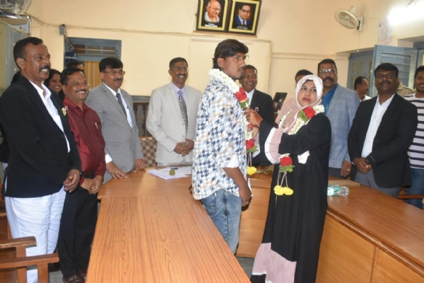 ಕೋಲಾರ ಕೌಟುಂಬಿಕ ನ್ಯಾಯಾಲಯಕ್ಕೆ ವಿಚ್ಚೇತನಕ್ಕೆ ಅರ್ಜಿ ಸಲ್ಲಿಸಿದ ದಂಪತಿಗಳು ಪುನರ್ ಮಿಲನವಾಗಿ ಪರಸ್ಪರ ಹೂವಿನ ಹಾರಗಳನ್ನು ವಿನಿಮಯ ಮಾಡಿಕೊಂಡು ಹೊಸ ಬದುಕು ಆರಂಭಿಸಿದರು. ಕೌಟುಂಬಿಕ ನ್ಯಾಯಾಲಯದ ನ್ಯಾಯಮುರ್ತಿ ರಾಮಲಿಂಗೇಗೌಡ, ಕಾನೂನು ಸೇವಾ ಪ್ರಾಧಿಕಾರದ ಸದಸ್ಯ ಕಾರ್ಯದರ್ಶಿ ನಟೇಶ್, ವಕೀಲರ ಸಂಘದ ಮಾಜಿ ಅಧ್ಯಕ್ಷ ಮುನೇಗೌಡ ಚಿತ್ರದಲ್ಲಿದ್ದಾರೆ.