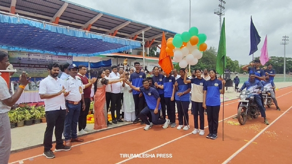 ಚಿತ್ರ : ಕೋಲಾರ ನಗರದ ಸರ್ ಎಂ.ವಿಶ್ವೇಶ್ವರಯ್ಯ ಜಿಲ್ಲಾ ಕ್ರೀಡಾಂಗಣದಲ್ಲಿ ಬಾಲಕ-ಬಾಲಕಿಯರ ತಾಲ್ಲೂಕು ಮಟ್ಟದ ಪದವಿ ಪೂರ್ವ ಕಾಲೇಜುಗಳ ಕ್ರೀಡಾಕೂಟ ಕಾರ್ಯಕ್ರಮಕ್ಕೆ ಕ್ರೀಡಾ ಧ್ವಜಾರೋಹಣ ಮಾಡುವ ಮೂಲಕ ಸಂಸಕ ಮಲ್ಲೇಶ್ ಬಾಬು ಚಾಲನೆ ನೀಡಿದರು.