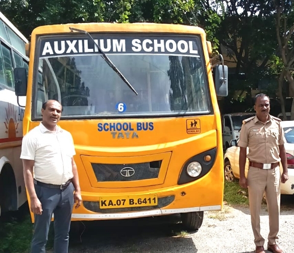 ಚಿತ್ರ : ಕೋಲಾರ ಪ್ರಾದೇಶಿಕ ಸಾರಿಗೆ ಇಲಾಖೆಯ ಅಧಿಕಾರಿಗಳು ಶೈಕ್ಷಣಿಕ ಸಂಸ್ಥೆಗಳ ಬಸ್ಗಳ ತಪಾಸಣೆ ನಡೆಸಿ ದಂಡ ವಿಧಿಸಿದ್ದಾರೆ.