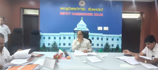 ಚಿತ್ರ : ಕೋಲಾರ ಜಿಲ್ಲಾಧಿಕಾರಿಗಳ ಕಛೇರಿಯಲ್ಲಿ ಜಿಲ್ಲಾ ಏಡ್ಸ್ ನಿಯಂತ್ರಣ ಮತ್ತು ಪ್ರತಿಬಂಧಕ ಕಾರ್ಯಕ್ರಮ ಹಾಗೂ ತೀವ್ರತರ ಅತೀಸಾರ ಭೇದಿ ತಡೆಗಟ್ಟುವ ಅಭಿಯಾನ, ಸಾರ್ವತ್ರಿಕ ಲಸಿಕಾ ಕಾರ್ಯಕ್ರಮದ ಜಿಲ್ಲಾ ಕಾರ್ಯಪಡೆ ಸಮಿತಿಯ ಸಭೆ ಉದ್ದೇಶಿಸಿ ಜಿಲ್ಲಾಧಿಕಾರಿ ಡಾ.ಎಂ.ಆರ್ ರವಿ ಮಾತನಾಡಿದರು.