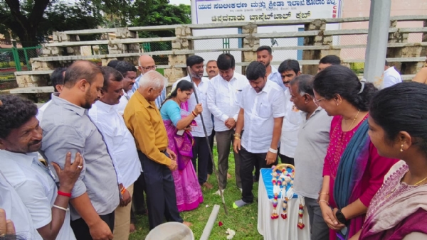 ಚಿತ್ರ ; ಕೋಲಾರ ನಗರದ ಜಿಲ್ಲಾ ಒಳಾಂಗಣ ಕ್ರೀಡಾಂಗಣದ ಪಕ್ಕದಲ್ಲಿ ಶುಕ್ರವಾರ ಯುವಜನ ಸಬಲೀಕರಣ ಮತ್ತು ಕ್ರೀಡಾ ಇಲಾಖೆಯ ರಾಜ್ಯ ವಲಯದ ೪೫ ಲಕ್ಷ ಅನುದಾನದಲ್ಲಿ ಸಿಂಥೆಟಿಕ್ ಬಾಲ್ ಅಂಕಣದ ಕಾಮಗಾರಿಗೆ ಶಾಸಕ ಕೊತ್ತೂರು ಮಂಜುನಾಥ್ ಭೂಮಿಪೂಜೆ ನೆರವೇರಿಸಿದರು.