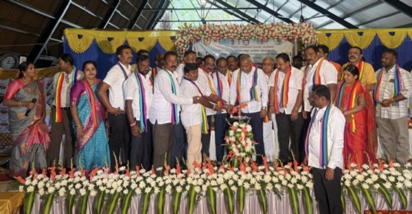 ಚಿತ್ರ : ಕೋಲಾರ ತಾಲೂಕಿನ ಅವನಿಯ ರೆಸಾರ್ಟ್ನಲ್ಲಿ ಕರ್ನಾಟಕ ರಾಜ್ಯ ಸಹಕಾರ ಮಹಾಮಂಡಳ ಬೆಂಗಳೂರು, ಜಿಲ್ಲಾ ಸಹಕಾರ ಒಕ್ಕೂಟ, ಜಿಲ್ಲಾ ಹಾಲು ಉತ್ಪಾದಕರ ಸಹಕಾರ ಸಂಘಗಳ ಒಕ್ಕೂಟ ಹಾಗೂ ಸಹಕಾರ ಇಲಾಖೆ ಸಂಯುಕ್ತಾಶ್ರಯದಲ್ಲಿ ಜಿಲ್ಲೆಯ ಹಾಲು ಒಕ್ಕೂಟದ ಅಧಿಕಾರಿಗಳಿಗೆ ಮತ್ತು ಕಚೇರಿಯ ಉಪವ್ಯವಸ್ಥಾಪಕರು ಸಹಾಯಕ ವ್ಯವಸ್ತಾಪಕರು, ವಿಸ್ತರಣಾಧಿಕಾರಿಗಳಿಗೆ ಒಂದು ದಿನದ ರಾಜ್ಯಮಟ್ಟ ವಿಶೇಷ ತರಬೇತಿ ಕಾರ್ಯಾಗಾರವನ್ನು ಶಾಸಕ ಕೆ.ವೈ ನಂಜೇಗೌಡ ಉದ್ಘಾಟಿಸಿದರು.