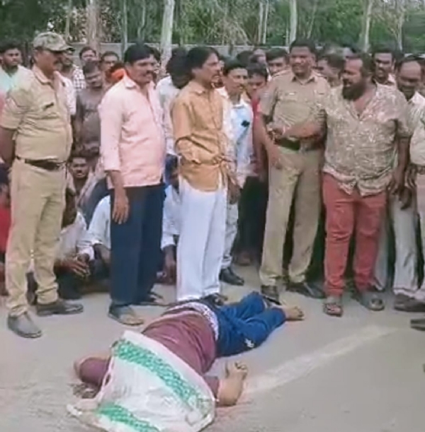 ಹಾರುಬೂದಿ ಟಿಪ್ಪರ್ ಢಿಕ್ಕಿ: ಬೈಕ್ ಸವಾರ ಸ್ಥಳದಲ್ಲಿಯೇ ಸಾವು : ರಸ್ತೆ ತಡೆದು ಪ್ರತಿಭಟನೆ