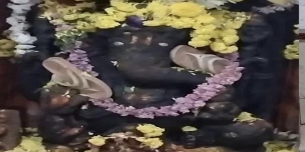 ಹಾಸನ :ಗಣೇಶ ಮೂರ್ತಿಗೆ ಚಪ್ಪಲಿ‌ ಹಾರ ಹಾಕಿ ವಿಕೃತಿ