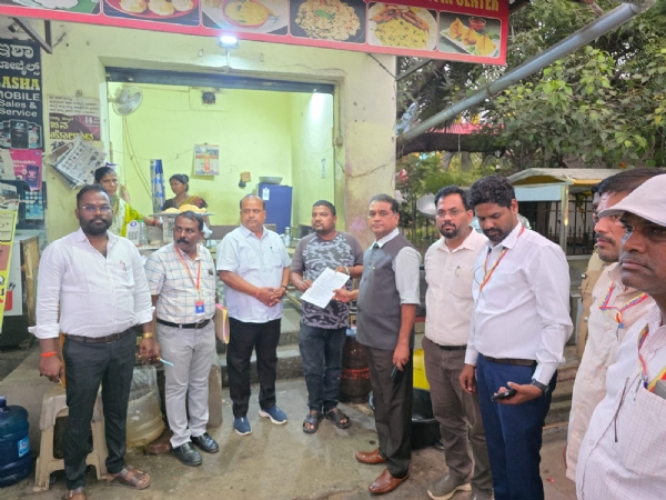 ರಾಯಚೂರು : ಅಶುಚಿತ್ವ ದೂರು: ಅಧಿಕಾರಿಗಳಿಂದ ದೀಢೀರ್ ದಾಳಿ; ದಂಡ - ಎಚ್ಚರಿಕೆ