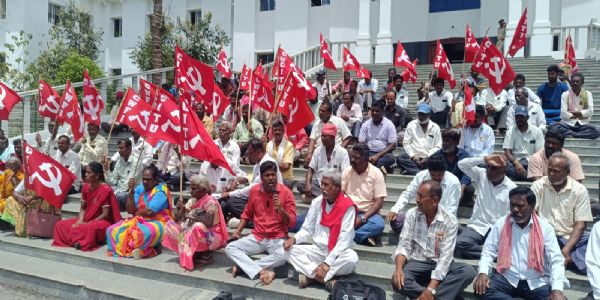 ಕಟ್ಟಡ ಕಾರ್ಮಿಕರ ಶೈಕ್ಷಣಿಕ ಸಹಾಯಧನ ಬಿಡುಗಡೆ ಮಾಡಲು ಆಗ್ರಹಿಸಿ ಪ್ರತಿಭಟನೆ