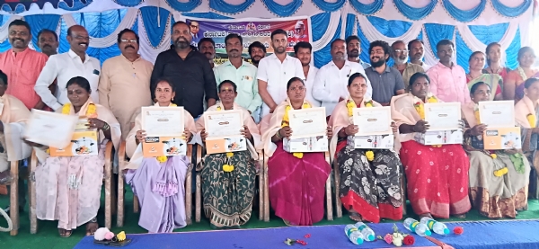 ಮರಿಯಮ್ಮನಹಳ್ಳಿ : ಪೌರಕಾರ್ಮಿಕರು ಆರೋಗ್ಯ  ಕಾಪಾಡಿಕೊಳ್ಳಬೇಕು - ಪ.ಪಂ. ಅಧ್ಯಕ್ಷ ಆದಿಮನಿ ಹುಸೇನ್ ಭಾಷ
