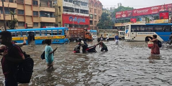 ಕೋಲ್ಕತ್ತಾದಲ್ಲಿ ಮಳೆ ; ವಿದ್ಯುತ್ ಸ್ಪರ್ಶಿಸಿ ಐದು ಮಂದಿ ಸಾವು