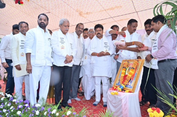 ರೈತರು ಹೊಸ ಬೆಳೆಗೆ ಬದಲಾಗಲಿ: ಶಾಸಕರಾದ ಹಂಪನಗೌಡ ಬಾದರ್ಲಿ