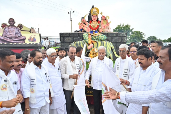 ಸಿಂಧನೂರು : ಗ್ರಾಮೀಣ ದಸರಾ ಉತ್ಸವಕ್ಕೆ ಅದ್ದೂರಿ ಚಾಲನೆ