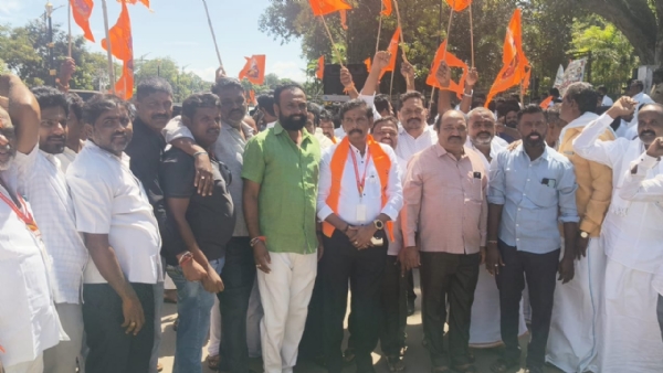 ಬಳ್ಳಾರಿ : ಕುರುಬರನ್ನು ಎಸ್ಟಿಗೆ ಸೇರ್ಪಡೆ ವಿರೋಧಿಸಿ ನಗರದಲ್ಲಿ ಭಾರೀ ಪ್ರತಿಭಟನೆ ; ಸರ್ಕಾರಕ್ಕೆ ಮನವಿ